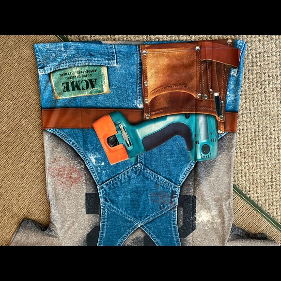 New with tags!Faux real T-shirt
Size Small Graphic”The Handyman”
100% polyester - Picture 3 of 9